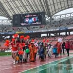 ひとり親世帯の親子観戦バスツアー「ハーフタイムに子ども達と場内一周」を実施