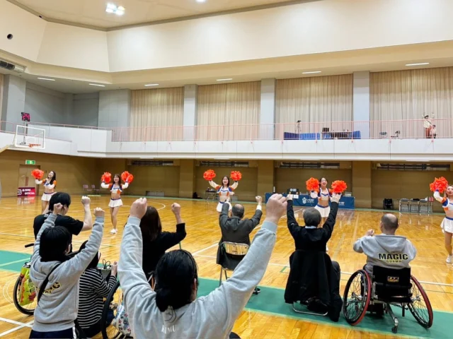 🏀
本日、新潟市西総合スポーツセンターで開催された
2024年度東日本車いすバスケットボール選抜大会
@jwbf__official  に
@albcheer_mio.shimizu 
@albcheer_chihana 
@albcheer_chie 
@albcheer_mari 
@albcheer_hina 
の5名が応援に駆けつけました📣

皆さんにパワーと元気がお届け出来ていましたら幸いです🔥出場チームの皆さま、関係者の皆さま本当にありがとうございました。

＜3/22(土)1日目の試合結果＞
GAME1 ライオンズWSC 35-53 BLAST
GAME2 山形IB.BROTHERS 53-31 群馬マジック
GAME3 BLAST 36-46 新潟WBC
GAME4 群馬マジック 37-79 LaVitz
GAME5 新潟WBC 60-30 ライオンズWSC
GAME LaVitz 47-55 
明日のスケジュールは
3/23(日)2日目
•10:30 TIPOFF Aコート
GAME7(3・4位決定戦）
BLAST-LaVitz
•10:30 TIPOFF Bコート
GAME8(5・6位決定戦）
ライオンズWSC-群馬マジック
•12:30 TIPOFF Aコート
GAME9(決勝）
新潟WBC-山形IB.BROTHERS

@jwbf__official 様
〜Instagramより

出場チームの皆さん
明日も頑張って下さい🔥🏀

※23日はチアリーダーの出演はございません。

#東日本車いすバスケットボール#車いすバスケ
#albirex
#albirexcheerleaders 
#アルビチア