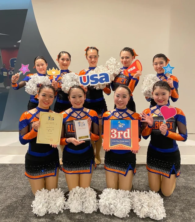 USA The PEAK📣

Senior編成 Pom部門に出場し
3位入賞することが出来ました!!!!🥉🏆✨️👏

USA RegionalsではNationalsへの進出ならず悔しい思いをし、必ず上位入賞するという目標を立てて練習をしてきました。
Regionalsからさらにみんなの絆も強くなり、毎回のレッスンでも意見を出し合い繰り返し踊ってきました。

みんなの努力の結果です🥹💕

応援してくださった皆様、いつも支えて下さる保護者の皆様、ありがとうございました❣️

#usaピーク2025 #oゴーゴーオレンジ2025 #usajapan #unitedspiritassociation #3位 #おめでとう #幕張メッセ