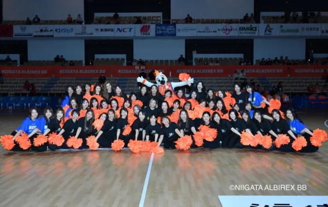 🏀

OGパフォーマンス✨

2月14日に開催された
新潟アルビレックスBB
25周年記念試合埼玉戦にて
チアOGのパフォーマンス披露を
させていただきました！

2001年のチーム創設から
今年で25周年を迎える
アルビレックスチアリーダーズ
懐かしのメンバーが47名
駆けつけました。

試合前のイベントにて
♪Jupiterと共に懐かしのムービーを
放映、OG・現役メンバーの紹介🎤
ハーフタイムやタイムアウトなど、
現役メンバーと一緒に
会場を盛り上げました！

アルビレックスBBと共に歩んできた
25年という歴史の重みを感じ、
改めて一員であったことを誇りに思うと
ともにブースターの皆さまの熱い声援を
肌で感じることができ、メンバー一同
胸がいっぱいになりました。

メンバーTシャツをご提供くださいました
アーヴァメント株式会社様

当日まで多大なるご尽力をいただきました
スタッフの皆さま
いつも全力応援のブースターの皆さま
本当にありがとうございました。

これからも一緒に
新潟アルビレックスBBを応援していきましょう🔥

GO❗️ALBIREX BB‼️

photographer📷✨
ハチヤカメラ様

& OGmember📷✨

#アオーレ長岡
#albirexbb 
#albirexcheerleaders