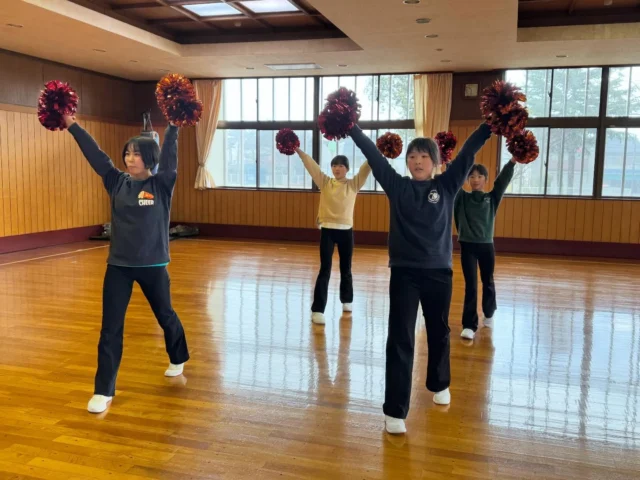 🐬
【佐渡ハイブリッドコース】
1ヶ月に3回、お友達と楽しくチアダンス♪
月2回のオンラインレッスンと月1回の対面レッスンを頑張っています！

本日は今年度最後の対面レッスンでした‼︎🌟
レッスンでは、チャレンジカードのチェックを行いました👀✨1年間の積み重ねで、できる事が増えたり柔軟性がUP⤴︎していたり、たくさん成長しましたね👏⭕️
来年度もさらにステップアップできるよう、一緒に頑張っていきましょう！
また4月にお会いできるのを楽しみにしています♪😊

#佐渡
#習い事
#アルビレックスチアリーダーズスクール
#チアダンス
#チアダンススクール