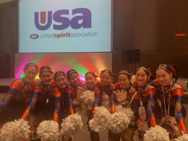 .
.
.

𝔸𝕝𝕓𝕚𝕣𝕖𝕩
𝕁𝕣.ℂ𝕙𝕖𝕖𝕣𝕝𝕖𝕒𝕕𝕖𝕣𝕤
✮大会選抜メンバー✮

2026.03.30
幕張メッセで開催された
USA the PEAK 2026に出場してまいりました✨

結果は、目標には届きませんでしたが、
ここまで9人で心を一つに頑張ってきたことや
一人一人がが演技を良くするために何ができるのかを考え、そこへ向かって努力してきたことが素晴らしいと思います🤜🧡🤛

また、今大会で他のチームの選手達と交流できたことで
多くの刺激、収穫がたくさんありました☺️🌸
@studio.oo.axis さん
@sariischeer_bangkok  さん

また、他にも交流してくださったチームの皆さん
本当にありがとうございました🙇✨

20期Jr.Cheerleadersの活動も
今大会で本当に最後となりました。

いつも支えてくれる家族のみんなに
改めて感謝の気持ちを伝えようね☺️🌸

みんな、おつかれさま！
最高にかっこよかったよ😆✨

*・。*・。*・。*・。*・。*・。*・。

Jr.CheerleadersのYouTubeでは
Jr.メンバーの本番やレッスンの様子、
そしてオフショット公開中👍🌸

チャンネル登録🌟高評価🌟
お願いいたします( ˊᵕˋ )🧡

Let's Go！Jr.Cheerleaders★

*・。*・。*・。*・。*・。*・。*・。

#youtube
#できるやれる#新潟 #usathepeak
#幕張メッセ
.