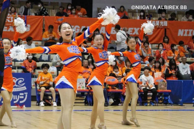 .
.
.

𝐀𝐋𝐁𝐈𝐑𝐄𝐗
𝐉𝐫.𝐂𝐡𝐞𝐞𝐫𝐥𝐞𝐚𝐝𝐞𝐫𝐬

2026.04.11(Sat)

本日、アルビレックスBBホームゲーム
新潟アルビレックスBB🆚ヴィアティン三重 の試合に
出演させていただきました👏✨

単独パフォーマンスでは、
4月ということで
爽やかかつ疾走感があり、そして頑張る人を応援するメッセージが込められた一曲をお届けしました🌟
いかがでしたでしょうか😊？

みんなの元気と笑顔で埋められたコートは
とてもキラキラしていましたよ〜☺️🌸

ブースターの皆さん、そして保護者の方々からの
たくさんの手拍子もとても嬉しかったです❣️
ありがとうございました⋆*❁*

試合は見事勝利👑✨
晴れやかな天気とマッチした1日となりましたね🌸

本日もご送迎いただきました保護者の皆様、ありがとうございました🙇

*・。*・。*・。*・。*・。*・。*・。

Jr.CheerleadersのYouTubeでは
Jr.メンバーの本番やレッスンの様子、
そしてオフショット公開中👍🌸

チャンネル登録🌟高評価🌟
お願いいたします( ˊᵕˋ )🧡

Let's Go！Jr.Cheerleaders★

*・。*・。*・。*・。*・。*・。*・。

#youtube #アオーレ長岡 #albirex
#できるやれる #新潟 
.
.