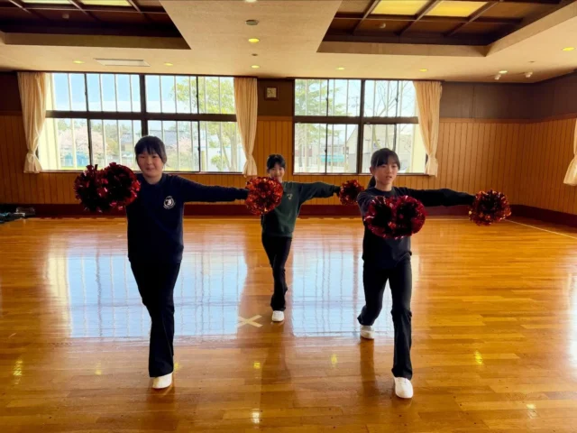 🐬
【佐渡ハイブリッドコース】
1ヶ月に3回、お友達と楽しくチアダンス♪
月2回のオンラインレッスンと月1回の対面レッスンを頑張っています！

本日は今年度最初の対面レッスンでした🙌
さっそく今年度の目標を考えてもらいましたので、達成に向けて一緒に頑張っていきましょう‼︎⤴︎✨
新しくなったスクールダンスの振り入れも、ワクワクしながら行いました☺️♪
ぜひおうちでもたくさん曲を聞いて、練習してみてくださいね🌟

#佐渡
#習い事
#アルビレックスチアリーダーズスクール
#チアダンススクール
#チアダンス