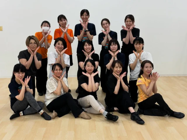 ヴィーナスクラス⭐︎4月⭐︎

大人クラスは月に一度90分対面レッスンを行っています！

本日は、2026年度スタートということで…ヴィーナスのVポーズで集合写真を撮影しました📷♡

スクールダンス振り入れやコールなど初月からバタバタ汗だくなレッスンでしたね🤭

今年度もよろしくお願い致します！

#ニイガタ#アルビレックス#アルビチア#チアダンス#大人