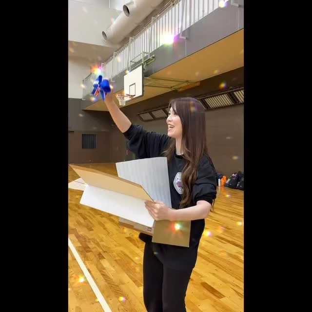 ⭐︎
⭐︎
⭐︎
⭐︎
⭐︎
第21期Jr.cheerleaders⭐️

みんなが楽しみにしていた今期のリボンがついに届きました🎀✨
早速、みんなにお渡ししました〜〜！！！

@miss_cheerribbons さんに作っていただきました！
今期も素敵なリボンを本当にありがとうございます✨✨
大切に身に付けさせていただきます！！

リボンには、21期の「21」もリボンに刻まれています！！
とってもとっても可愛くて、みんな大喜びの今期のリボンお披露目会でしたね⭐️
みんなでリボンをつけて出演出来る日が、今から楽しみです！！

以前の色々な期のリボンを見ると、
その期の思い出が蘇ってくるような、、、、。
毎年、愛着たっぷりで、メンバーにとって、とっても大切なリボンです✨🤍

今期1年間、出演時につける大切な大切なお揃いのリボンです！！
お揃いのリボンをつけて、みんなで想いを１つにして、このリボンに想いをしっかりと乗せて、1年間頑張っていきましょう🔥🔥

まだまだここからです！！
どんな事も諦めず、前向きに！
隣にいる仲間達と支え合いながら頑張っていきましょう🤝😌

#チアダンス 
#リボン
#cute🤍
#alb
#頑張ろう！