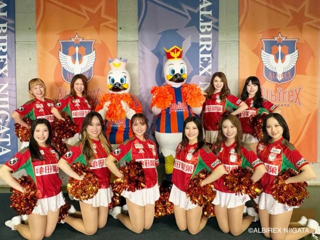 ⚽️
WIN!
1-0

明治安田J2・J3百年構想リーグ　
WEST-Aグループ　
第12節vs FC大阪
アルビくんファミリーデー

アルビくん、スワンちゃんとの
コラボパフォーマンスを実施しました✨

本日も熱い応援をありがとうございました🔥

次回ホームゲームは
5月3日（土）讃岐戦
14:00キックオフ
@denka_bigswan_stadium 
でお会いしましょう！

Let's Go! ALBIREX!!

#albirexniigata
#アイシテルニイガタ
#albirexcheerleaders
