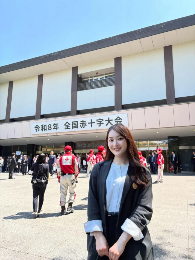 ❤️

本日は皇后陛下が名誉総裁として出席される伝統ある
全国赤十字大会にサブキャプテン
@albcheer_chihana が参加いたしました。

来年、創立150周年を迎えられる日本赤十字社様の歩みと、その多岐にわたる活動への理解をさらに深めることができ、私たちのチーム理念や活動と重なる部分が多いことも改めて
再認識いたしました。

今後もパートナーとして、より付加価値の高い活動を共に創り上げていけるよう精進してまいります。

@nisseki_niigata 新潟県支部の皆さまをはじめ、ご同行いただきました皆さま、ありがとうございました。

#日本赤十字社新潟県支部
#人間を救うのは人間だ
#アルビチア
