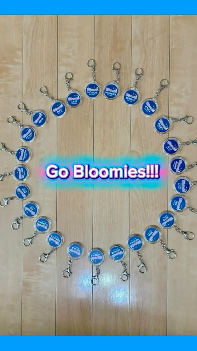 ＊
＊
＊
＊
＊
Bloomies第2期始動⭐️⭐️

昨年度に引き続き、小学生大会チーム【🌸Bloomies🌸】のレッスンが、今年度もスタートしました✨

今年度は、24人と大人数で大会に挑みます！！！！！🔥🔥

レッスンの最初から「こんにちはー！」と元気に入ってくれて、最初は初めて一緒に練習する仲間達に少しドキドキ！！していた所もありましたが、グループを作って、自己紹介からスタート✨✨✨

その後、チームでリレーをしたり、タオルキャッチしながら、だんだん緊張がほぐれてきて、お互いにコミュニケーションも上手く取ってくれるようになりました💕💕

レッスンの最初に、仲間と頑張る事の大切さ、大会に出場するために、その前の過程をどうしていくのか、みんなにお話しをしました。

その後のレッスンでは、、、
分からない子には、「私の隣だよー！」と教えてあげている姿。
隣になった子には「よろしくねー！」を言い合って、コミュニケーションを取る姿。
初めてお互い顔を合わせたとは思えないくらい、仲間とのコミュニケーションを大切にしてくれていて、伝えた事をすぐに実践してくれている姿を見れて、本当に本当に嬉しかったです💖💖

このチームで頑張れて良かった！楽しかった！と実感出来る日まで、みんなで大会に向けて、楽しみながら突っ走っていきましょう✨✨

初めてのことだらけで、緊張する事もたくさんあるかもしれませんが、みんなには、Bloomiesでの様々な初めての経験を思いっきり楽しんで欲しいなと思います⭐️

隣の仲間を大切に🤝また次回のレッスンに向けて、各自お家でしっかりと踊れるように練習してくださいね⭐︎⭐︎

みんな！1年間よろしくね(^^)

Bloomiesキーホルダーも完成しましたよ！！🧡🩵
みんな「可愛い〜！やった〜！」と喜んでくれて嬉しかったです！！！

みんなで心を一つにこれからも楽しみながら頑張っていきましょう✨✨

#アルビレックスチアリーダーズスクール 
#チア
#ダンス 
#fight
#bloomies 🌸