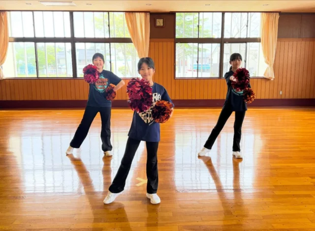 🐬
【佐渡ハイブリッドコース】
1ヶ月に3回、お友達と楽しくチアダンス♪
月2回のオンラインレッスンと月1回の対面レッスンを頑張っています！

本日は対面レッスン日でした🙌🌷
今年度のスクールダンスもだんだんと身体に入ってきましたね♪
ここからさらに踊り込んで、もっともっと素敵に仕上げていきましょう😊✨
また来月も元気にお会いしましょう‼︎🌻

#佐渡
#習い事
#アルビレックスチアリーダーズスクール
#チアダンス
#ダンス