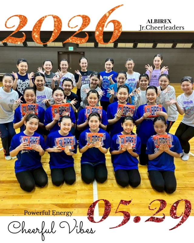 .
.
.

𝐀𝐋𝐁𝐈𝐑𝐄𝐗
𝐉𝐫.𝐂𝐡𝐞𝐞𝐫𝐥𝐞𝐚𝐝𝐞𝐫𝐬

\\ ユニフォームが到着しました👏 //

ずっと楽しみにしていたユニフォーム🌟

オーディションに挑戦しようと決意した時、
そして合格した時の気持ちを思い出す瞬間でしたね❣️

渡した瞬間のみんなの笑顔と
嬉しそうな歓声を見て、胸がいっぱいになりました🥹✨

お互いの努力と個性をリスペクトしあって、
心から【ひとつ】になって、
見ている人の心を動かす最高のパフォーマンスをお届けしましょう🥰

ここからのJr.Cheerleadersも
どうぞお楽しみに…🌟

GO Jr.Cheerleaders‼︎💙🧡

*・。*・。*・。*・。*・。*・。*・。

Jr.CheerleadersのYouTubeでは
Jr.メンバーの本番やレッスンの様子、
そしてオフショット公開中👍🌸

チャンネル登録🌟高評価🌟
お願いいたします( ˊᵕˋ )🧡

Let's Go！Jr.Cheerleaders★

*・。*・。*・。*・。*・。*・。*・。

#varsity #uniform
#albirex
#できるやれる #新潟 
.
.
.