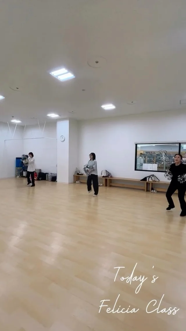 .
.
.
おはようございます😃

本日は
【フェリシアクラス】の様子をお届けします☘️

あっという間に6月になりました❣️

4月から始めた新しいテクニックも、
少しずつ自信を持ってできるようになりましたね😆🌟

スクールダンスの練習も3ヶ月目に突入し、少しずつスピード感にも慣れてきたみなさん👏✨

レッスン以外の時間にも、チアのことを考えたり、練習してくださっていてとても嬉しいです🤩

つい「できない〜」「難しい〜」の言葉が出てきてしまいますが
そんなこと言ってるうちにどんどん上達しているみなさんです😆

また次回もパワフルに頑張っていきましょ〜✊❣️

*・。*・。*・。*・。*・。*・。*・。

【日時】毎月第1･第3火曜日 11:10〜12:10
【場所】デッキー401 地下一階
アルビレックスチアリーダーズスタジオ

#フェリシア #チアダンス #dekky401
#大人の習い事 #albirex