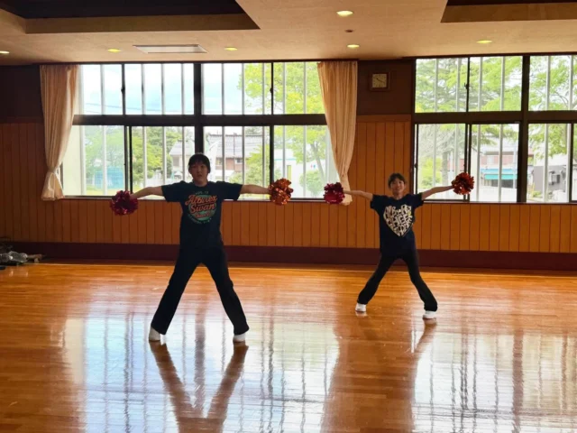 🐬
【佐渡ハイブリッドコース】
1ヶ月に3回、お友達と楽しくチアダンス♪
月2回のオンラインレッスンと月1回の対面レッスンを頑張っています！

本日は対面レッスン日でした👏
スクールダンスやコールの掛け声も、だんだんと大きな声で出来るようになり、自信を持って踊れるようになってきましたね‼️✨
来月のレッスンも楽しみにしています♪😊

佐渡ハイブリッドコースでは、まだまだたくさんのお友達を募集中です！ぜひ一度、体験にお越しください♪
体験レッスンをご希望の方は、アルビレックスチアリーダーズスクールのホームページよりお申し込みいただけます！ご参加をお待ちしております🌷

#佐渡
#習い事
#アルビレックスチアリーダーズスクール
#チアダンススクール
#ダンスレッスン