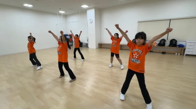 昨日はチアダンス検定クリニック5級・4級を行いました✨️
中にはプレクラスのお友達もいてお姉さんたちと一緒に頑張っていました😊
ストレッチではダンス中のキックやＹ字バランスが上手に出来るように集中して伸ばしたり、ダンスに出てくるテクニックを抜粋して練習しました🔥
一つ一つ行うと上手に出来るのですが、曲で踊るとなかなか今までの癖が抜けず上手くいかない場面もありましたが、検定までまだ時間があります⏰最後までしっかり練習してきてくださいね😊
昨日も言いましたが、クリニックを受けて終わりではなく、クリニックで学んだことを身につけて完成させてください‼️✨