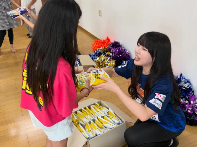 🍘

６月20日（土）

＼三幸製菓様presents
こども食堂訪問／

新潟市北区のこども食堂
「ひまわり食堂」へ
@albcheer_miyuu.k 
@albcheer_moka.o 
の2名が訪問し、
#ミニサラダ🍘をお届けしました😊

チアダンス教室では元気いっぱい参加くださいました！！
皆さまありがとうございました。

#ひまわり食堂
#こども食堂
#新潟市
#アルビレックスチアリーダーズ
アルビチア