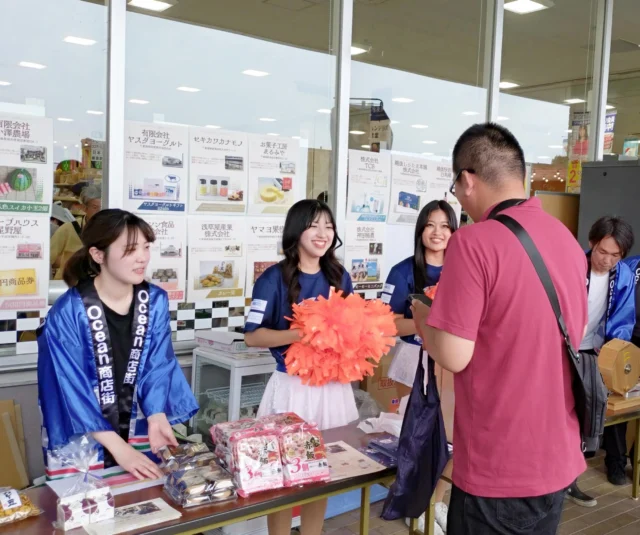 🏮

オフィシャルパートナー
@ocean_shopping_street  様

チャレンジャー小千谷店
＼イベント／
オーシャン商店街に
@albcheer_momoka 
@albcheer_aoi 
の2名が出演をさせていただきました。

ジャックポットさんとのトークショーや
食レポ🎤などを担当させていただきました。

たくさんご参加ありがとうございました。

#オーシャンシステム　様
#チャレンジャー
#小千谷店
#albirexcheerleaders 
#アルビチア