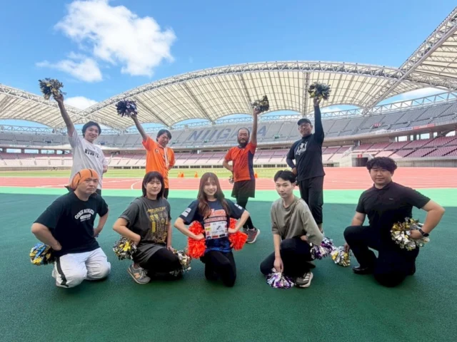 ☺︎

⚽️アルビレックス新潟　
2026ホームタウン活動・普及活動 

７月からも引き続き
「大人チア体操教室」 を実施いたします。

～やさしいストレッチ・自重トレーニング・チア体操～ 
「ストレッチ」では関節の可動域を広げ、動きやすい、しなやかな体をつくります。 

「自重トレーニング」では、運動量が減り筋力の低下を感じる方、姿勢を改善したい方に最適な筋力とレーニングを伝授、教室後半には聞き馴染みのあるアルビレックス応援ソングに合わせて体を動かします。ホームゲーム会場となるデンカビッグスワンスタジアムのピッチを眺めながら笑顔で楽しいレッスンにしましょう！ 

【主催】
公益社団法人日本プロサッカーリーグ（Jリーグ）
株式会社アルビレックス新潟

【共催】
アルビレックスチアリーダーズ事務局

【会場】 
デンカビッグスワンスタジアム大会運営室１ 

※正面玄関（自動ドア）からそのままお入りいただき、受付へお越しください。

【実施日】
・7月・・・7日（火）、21日（火）
・8月・・・4日（火）、25日（火）
・9月・・・1日（火）、15日（火）
・10月・・・6日（火）、20日（火）
・11月・・・10日（火）、24日（火）
・12月・・・1日（火）

【レッスン時間】 
11時～12時の60分間 

【参加対象】 
18歳以上の成人（性別は問いません） 

【参加費】 
1 回：５００円（消費税・施設使用料込） 

【主なレッスン内容】 
ストレッチ、自重筋トレ、アームモーション、アルビレックス応援ソングの振付（簡単なもの）を習得 

【服装・持ち物】 
・動きやすい服装 ・水分補給用のお飲み物 ・ヨガマット※バスタオルでも可 

【講師】 
アルビレックスチアリーダーズ　 
キャプテン　清水美緒
@albcheer_mio 
他、アシスタント講師にメンバーが参加します。 

【お申込み】　
フォームよりお申込みください。
たくさんのご参加をお待ちしています！

#健康サポート 
#Jリーグ
#アルビレックス新潟
#albirexcheerleaders 
#アルビチア