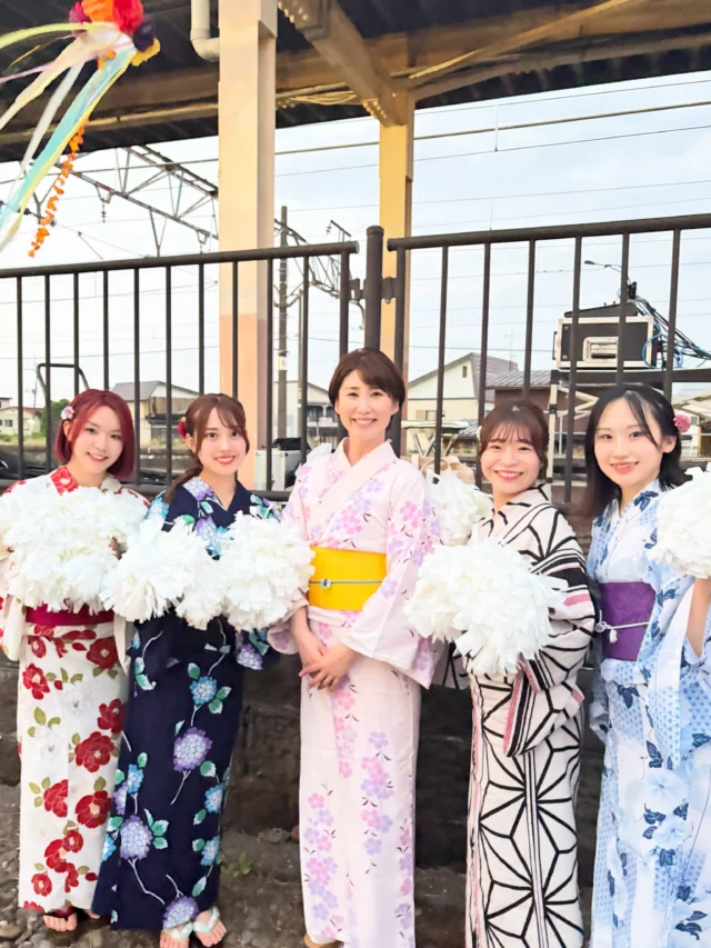 🏮

＼お祭り応援に行ってきました！／

妙高市で開催された
@araistationfes 
「第4回あらい七夕まつり」に、
@albcheer_mio 
@albcheer_marin 
@albcheer_miyuu.k 
@albcheer_kokona 
の4名が駆けつけました！✨

伝統ある『あらいばやし』を
子どもたちへ繋ぎたい」という地域の皆さまの
熱い想いを応援すべく、ご来場のお子様たちへ
向けたレクチャーを担当させていただきました。

盆踊りタイムには、あらいばやし保存会の皆さまの
太鼓、そして生の歌い手さんの素敵な唄声に合わせて、
会場の皆さんと一緒に「あらいばやし」を踊り、
最高に盛り上がることができました！🏮✨

また、今回は着付けの先生方にご協力いただき、
メンバーも素敵な浴衣姿に変身させていただきました（先生方、ありがとうございました！）👘

司会の@kaoru_funakura さんをはじめ、
温かく迎えてくださった関係者の皆さま、
本当にありがとうございました！

#あらい七夕まつり
 #妙高市 
#あらいばやし
#アルビレックスチアリーダーズ
#アルビチア