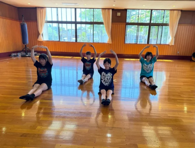 🐬
【佐渡ハイブリッドコース】
1ヶ月に3回、お友達と楽しくチアダンス♪
月2回のオンラインレッスンと月1回の対面レッスンを頑張っています！

本日は対面レッスン日でした🙌🌼
ストレッチをしっかりとしたら、セカンドダンスを猛練習‼︎😆🔥
足の運びや手の位置、カウントの取り方など、たくさん苦戦しながらも何度も繰り返し練習‼️最後には、みんなでカッコよく踊れるようになりました👏✨
練習を頑張ったあとのみんなの笑顔がとても素敵でした💓
また来月のレッスンも楽しみにしています♪😊

#佐渡
#習い事
#アルビレックスチアリーダーズスクール
#チアダンススクール
#ダンスレッスン