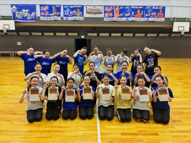 .
.

𝐀𝐋𝐁𝐈𝐑𝐄𝐗
𝐉𝐫.𝐂𝐡𝐞𝐞𝐫𝐥𝐞𝐚𝐝𝐞𝐫𝐬

 2026.07.10(Fri)
21st Jr.CHEERLEADERS
ミニミニ運動会🌟

【Aチーム】【Lチーム】【Bチーム】の3チーム対抗の運動会を行いました🌸

第一回戦の
たいまつランナー🏃🔥では
灯火が落ちるたびに「あーー😱💦！！」と、
他チームもちゃっかり応援✌️📣

根からのチアリーダーは、頑張っている人を見ると応援したくなるのです☺️笑

そして第二回戦は
腹筋ビーチボール運び⛱️
ズルをしないようにお互いに厳しいチェックが入ります…👀🔍
腹筋のフォームやポジションを十分に確認して
よーいスタート🌟

各チーム大接戦でした😆👏✨

総合優勝したのは【Lチーム👑✨】
景品の、Jr.カレンダーはぜひお家に飾ってね😆🧡

みんなの楽しそうな姿や、真剣にレッスンを受ける姿を見て、
みんなで一つのことに向かって努力する楽しさを改めて感じた1日でした☺️

そしてそして…🧡
ミニミニ運動会の後の時間も
Jr.CHEERLEADERS全員で過ごすことができて
とっっっても楽しかったね🎂🎉
その場にいる全員が笑顔に溢れて、幸せな時間でした🥰💕

また来週からも練習頑張るぞー✊❣️
おー❣️

. *・。*・。*・。*・。*・。*・。*・。

Jr.CheerleadersのYouTubeでは
Jr.メンバーの本番やレッスンの様子、
そしてオフショット公開中👍🌸

チャンネル登録🌟高評価🌟
お願いいたします( ˊᵕˋ )🧡

Let's Go！Jr.Cheerleaders★

*・。*・。*・。*・。*・。*・。*・。
#ミニミニ #運動会 #hbd 🎉
 #新潟 #ジュニアチア
.
.
