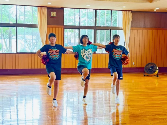 🐬
【佐渡ハイブリッドコース】
1ヶ月に3回、お友達と楽しくチアダンス♪
月2回のオンラインレッスンと月1回の対面レッスンを頑張っています！

本日は対面レッスンでした♪🌼
猛練習してきたセカンドダンスは、先月よりもさらに上達し、一人ひとりの成長を感じました‼︎👏💓
とても暑い中でのレッスンでしたが、水分補給をこまめに行いながら、最後まで元気いっぱい頑張りましたね😊✨
保護者の皆様、いつもご協力いただきありがとうございます‼︎🌷

#佐渡
#習い事
#アルビレックスチアリーダーズスクール
#チアダンススクール
#ダンスレッスン