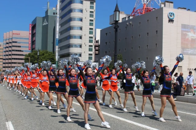 .
.
.

𝐀𝐋𝐁𝐈𝐑𝐄𝐗
𝐉𝐫.𝐂𝐡𝐞𝐞𝐫𝐥𝐞𝐚𝐝𝐞𝐫𝐬

2026.08.08(Sat)

本日、Jr.CHEERLEADERSは
新潟まつり 萬代橋パレードに出演して参りました🏮

7年振りにパレードの復活ということで、とても楽しみにしていたみんな☺️✌️
チアリーダー特有のコールパフォーマンスを、
新潟まつり特別バージョンでお届けしました👏✨

普段車で通ることの多い萬代橋をゆっくり歩くのは、とても新鮮で刺激的な体験でしたね❣️

私たちのパワーやエナジーが
新潟中のみなさんに届いていたら嬉しいです🌟

また、沿道から声をかけてくださったり
手を振ってくださった皆様も
暑い中ありがとうございました🥹✨
とても嬉しかったです🫶💙🧡

新潟まつり300周年という大切な年に
こうして出演できたことを感謝して
これからも活動に励んでいきましょう✊🧡

新潟まつり関係者の皆様、
ご送迎いただきました保護者の皆様、
本日はありがとうございました🙇

. *・。*・。*・。*・。*・。*・。*・。

Jr.CheerleadersのYouTubeでは
Jr.メンバーの本番やレッスンの様子、
そしてオフショット公開中👍🌸

チャンネル登録🌟高評価🌟
お願いいたします( ˊᵕˋ )🧡

Let's Go！Jr.Cheerleaders★

*・。*・。*・。*・。*・。*・。*・。

#新潟まつり #萬代橋パレード
#新潟 #niigata #albirex 
.
.
.