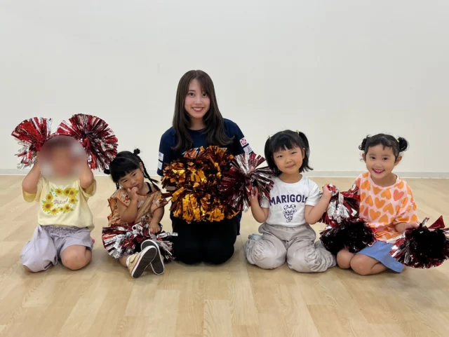 .
.
.

𝙰𝚕𝚋𝚒𝚛𝚎𝚡 𝙲𝚑𝚎𝚎𝚛𝚕𝚎𝚊𝚍𝚎𝚛𝚜 𝚂𝚌𝚑𝚘𝚘𝚕
⋆*🧡アルビレックスチアリーダーズスクール💙⋆* 

2026.08.11(Tue)

本日、
MIOキャプテンと踊ろう！
〜はじめてのキッズチアダンス体験会〜
を開催しました❣️

未経験・初心者のお友達との体験会でしたが
とっても元気いっぱい🤩

ご挨拶もとっても上手で
MIO先生の伝えたことも「はーい🙋❣️」と大きな声でお返事ができていましたねꕥ

ポンダンスの時間には、
習ったばかりのアームモーションを口に出しながら
一生懸命に頑張ってくれました☺️🧡

本日はご参加いただきありがとうございました🙇

#はじめて #チア体験
#ポンポン #チアダンス #dekky401