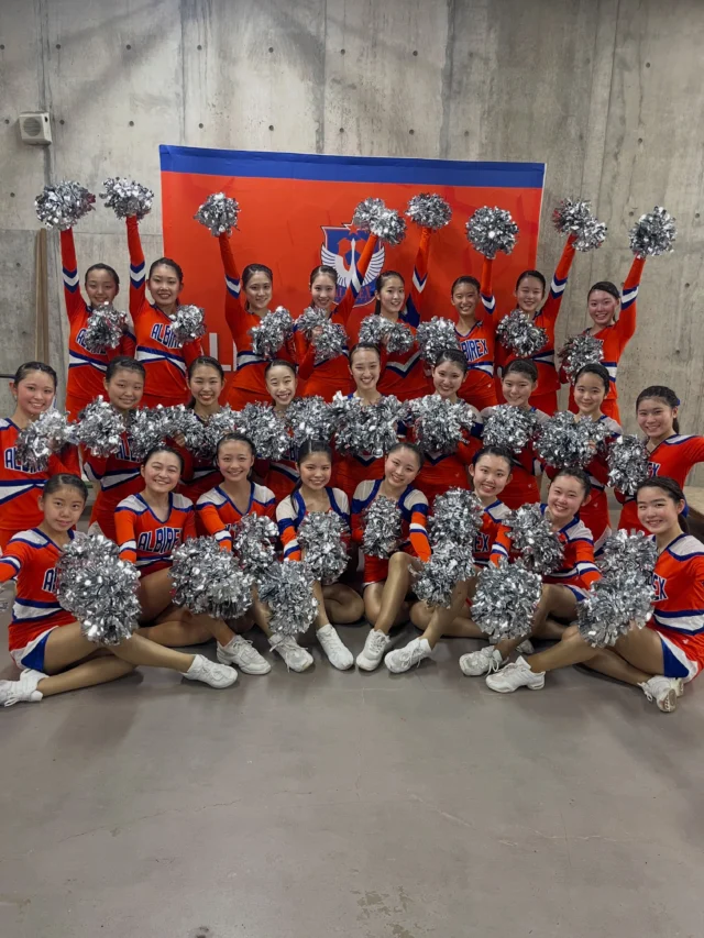 .
.
.

𝐀𝐋𝐁𝐈𝐑𝐄𝐗
𝐉𝐫.𝐂𝐡𝐞𝐞𝐫𝐥𝐞𝐚𝐝𝐞𝐫𝐬

2026.08.15 (Sat)

第21期Jr.CHEERLEADERS
デンカビックスワンスタジアムにて
デビューを果たしました！

やはりデビューとなると、いつも以上に緊張していたみんな…💓

盛り上げ隊には、たくさんのOGが駆けつけてくれ、
激励の言葉をかけてもらい一段と気合いが入りましたね😆🧡
差し入れや声援、とても嬉しかったよ❣️ありがとう🥹🌸
またレッスンにも来てね😆

そしてデビュー曲は
最初のセットアップから緊張や高揚感が伝わってきて、
みんなの表情から、この瞬間のこの曲にかけてきた想いを感じました🥰🫶
たくさんの手拍子やご声援、とても嬉しかったです！
ありがとうございました🥹✨

この一日に感じたことや気づきをみんなで共有して、
ここからさらにチームの力を高めていきます✊

こうして素敵な毎日が過ごせることに
改めて感謝する一日となりました☺️🧡💙

ご送迎くださいました保護者の皆様、ありがとうございました🙇‍♀️

*・。*・。*・。*・。*・。*・。*・。

Jr.CheerleadersのYouTubeでは
Jr.メンバーの本番やレッスンの様子、
そしてオフショット公開中👍🌸

チャンネル登録🌟高評価🌟
お願いいたします( ˊᵕˋ )🧡

Let's Go！Jr.Cheerleaders★

*・。*・。*・。*・。*・。*・。*・。

#albirex
#soccer
#jrcheerleaders
#debut #おめでとう