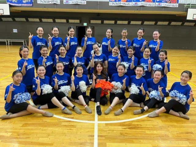 ★
★
★

Jr.cheerleaders

⭐️Joint Choreography Day⭐️

ジュニアチアのレッスンにて、現TOPチームメンバー、そしてチームリーダーの清水美緒さんがジョイントパフォーマンスに向けた振り入れに来てくれました❤️✨

今回のジョイントパフォーマンスでは、たくさんの方々が大切に大切に踊り繋いできた1曲をパフォーマンスさせていただきます✨✨

初めて踊る振り付けに苦戦している姿も見られましたが、1人ひとりが集中して、「自分のものにして踊ろう！」という気持ちを持って、頑張っていました🔥🔥🔥

ここから更に更に踊り込んでいき、みんなのエナジー溢れるパフォーマンスとなるように、一致団結して頑張っていきましょう⭐️❤️‍🔥

そして、この曲の歴史を大切に、、、🤝✨
踊り繋いでいけるように、切磋琢磨し合い、頑張りましょう！！！！！！

@albcheer_mio ✨❤️
振り入れをしてくれて、ありがとうございました！！💕

*・。*・。*・。*・。*・。*・。*・。

Jr.CheerleadersのYouTubeでは
Jr.メンバーの本番やレッスンの様子、
そしてオフショット公開中👍🌸

チャンネル登録🌟高評価🌟
お願いいたします( ˊᵕˋ )🧡

Let's Go！Jr.Cheerleaders★

*・。*・。*・。*・。*・。*・。*・。

#アルビチア
#スクール
#頑張ろう