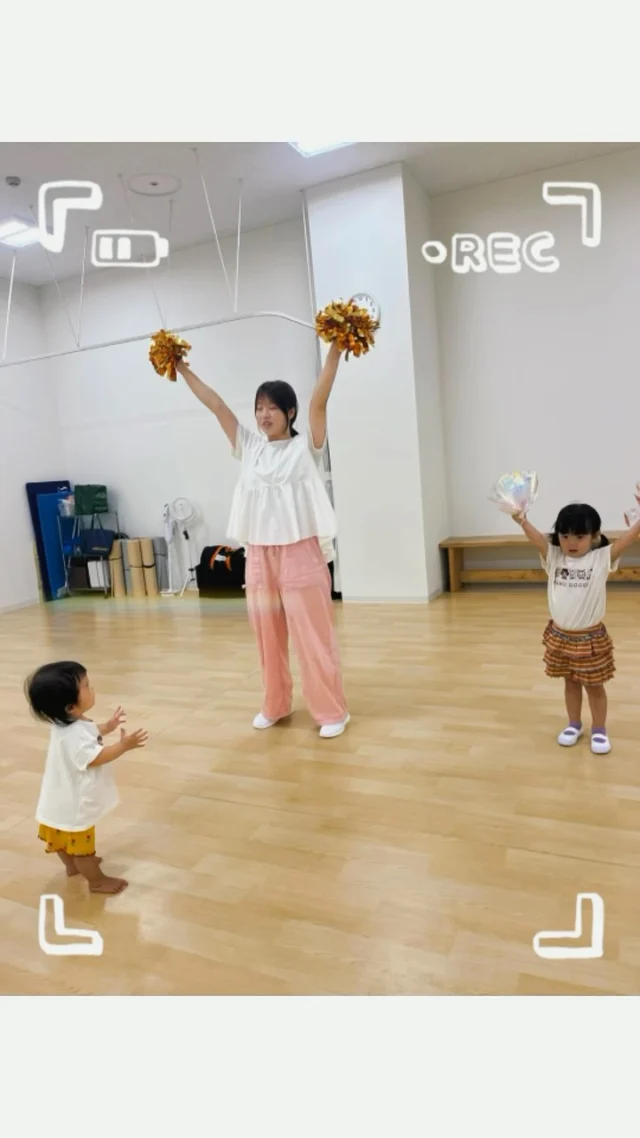 .
.
.
こんにちは🌸

親子で一緒に身体を動かす
【チアぴよクラブ】の様子をご紹介します🐥

本日はいつもの"タッチ🖐️"の色を
今までの4色から新しくしました☺️

［茶色］［みどり］［オレンジ］［紫］、
どの色もしっかり見て、確認して、色を発声しながらタッチできましたね😆👏✨
色の指定にも瞬時に反応できていて素晴らしいです🌟

そしてサーキットでは初めてやる組み合わせに挑戦✊
ママと手をギュッと握りながら、一生懸命に取り組みました☺️
どんな姿も一生懸命で本当に可愛らしいです🥰

レッスンが終わってからも、
道具の使い方にどんどん新しいアイデアが出てきて
遊び方無限大ですね🪐✨

本日もありがとうございました😆

*・。*・。*・。*・。*・。*・。*・。

【日時】毎月第1･第3火曜日10:10〜11:00
【場所】デッキィ401地下1階
アルビレックスチアリーダーズスタジオ
1歳半〜3歳のお子様とその保護者様を対象としたクラスとなっております🌸

見学･体験レッスン随時受付中です📱💻

⁡体験レッスンのお申し込みやクラスの詳細は
アルビレックスチアリーダーズスクールのHPをご覧ください💁‍♀️

*・。*・。*・。*・。*・。*・。*・。

#チアダンス #親子 #運動 
#dekky401 #チアぴよクラブ
