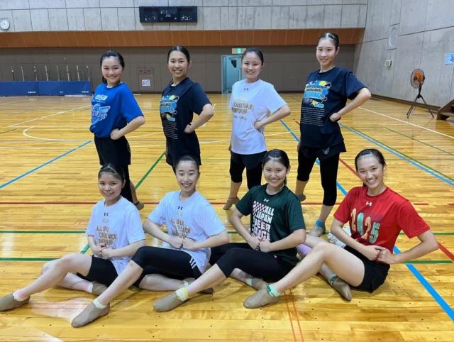 ★
★
★

Jr.cheerleaders★大会選抜クラス

大会クラスの強化レッスンを行いました！！！🔥
暑さに負けず、演技をより良くするために、そして目標を達成できるように、一人ひとりがチームに出来る事を考え、諦めずに最後まで頑張りました✨✨

大会に向かっていく過程の中で、仲間と一緒に頑張り抜く事の大切さや、１つのことに懸ける事の素晴らしさをもっともっと感じて欲しいし、伝えていきたい！！
と思っています⭐️

どんな時も、みんなの隣には、必ず支え合える仲間がいるし、支えてくれる人がたくさんいるよ！！🤝
みんなは1人じゃない！！！！❤️‍🔥
大会までの残りの期間、仲間と更に切磋琢磨し合い、支え合い、チーム力を高め、演技を磨き上げていきましょう✨✨

今月もありがとうございました！

*・。*・。*・。*・。*・。*・。*・。

Jr.CheerleadersのYouTubeでは
Jr.メンバーの本番やレッスンの様子、
そしてオフショット公開中👍🌸

チャンネル登録🌟高評価🌟
お願いいたします( ˊᵕˋ )🧡

Let's Go！Jr.Cheerleaders★

*・。*・。*・。*・。*・。*・。*・。

#アルビチア 
#強化レッスン
#頑張ろう