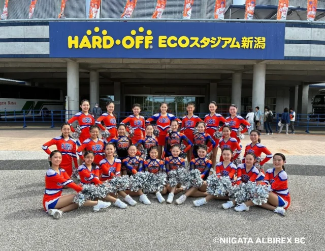 ⭐︎
⭐︎
⭐︎
ALBIREX Jr.cheerleaders

本日、ハードオフエコスタジムにて行われた
新潟アルビレッスンBC vs 西武戦に
スクール生と共にジュニアチアリーダーズも出演いたしました✨✨

スクール生と一緒に手を繋いで移動してくれていたり、スクール生の衣装を直してあげているお姉さんな一面も見せてくましたし、ジュニアチアとして活動をしてきて、約半年が経とうとしていますが、一人ひとりの成長を大きく感じる瞬間をパフォーマンスの面も、それ以外の部分でも見ることが出来、とても嬉しく思いました⭐️⭐️

こうして大きなスタジアムや舞台で踊らせていただけている事は当たり前ではないからこそ、常に感謝の気持ちを持ち続け、どんな時でも最高のパフォーマンスを見ている方々に届けていけるように、またここから精一杯頑張っていきましょう！！！🔥🔥🔥

保護者の皆様、本日もたくさんのご協力、ありがとうございました✨✨

#新潟アルビレックスbc #西武  #アルビレックスチアリーダーズスクール jr ジュニア