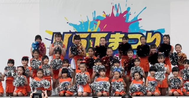 .
.
.
2026.09.26 (Sat)

NSTまつり 万代会場📺🌟

万代会場は明るい音楽や歓声が聞こえ
あちこちから楽しそうな声や笑い声が…✨

ステージイベントだけでなく
さまざまなブースやグルメなども並び、
会場を歩いているだけでも楽しめる、
まさに「おまつり！」という雰囲気でした☺️🌸

大きなイベントならではの熱気を感じながら、
私たちも会場の皆さんからたくさんのパワーをいただきました❣️

そして何より
会場いっぱいに広がる明るく楽しい空気の中で、
思いきりパフォーマンスを楽しむことができて嬉しかったね😆💕

#アルビレックスチアリーダーズスクール
#nstまつり #新潟総合テレビ
#新潟 #niigata
.
.
.