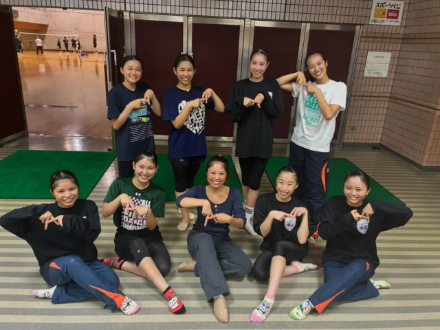 ★
★
★ 
Jr.cheerleaders★選抜メンバー　　その①

レッスンにOGが応援に来てくれました📣✨
大会に挑む時の気持ちの持ち方や、演技面で「こうしたらもっと良くなる！」という所をたくさん教えてくれました🥹♥️

こうしてジュニアチアを繋いできてくれた、そして応援し続けてくれるOGの皆さんがいるから、今のメンバー達が思いきり頑張ることが出来ているのだなと改めて感じました！！

たくさんの人達の想いも胸に、またここから大会までの残りの期間、後悔のない練習をしていきましょう！✨

みんなならここからまだ這い上がれる！！！！！！
不安をなくて、更に高みを目指して頑張っていこう🔥

レッスンに来てくれてありがとう！！！！！
また来てね😄💕

*・。*・。*・。*・。*・。*・。*・。

Jr.CheerleadersのYouTubeでは
Jr.メンバーの本番やレッスンの様子、
そしてオフショット公開中👍🌸

チャンネル登録🌟高評価🌟
お願いいたします( ˊᵕˋ )🧡

Let's Go！Jr.Cheerleaders★

*・。*・。*・。*・。*・。*・。*・。

#og 
#来てくれて
#ありがとう
#がんばる！