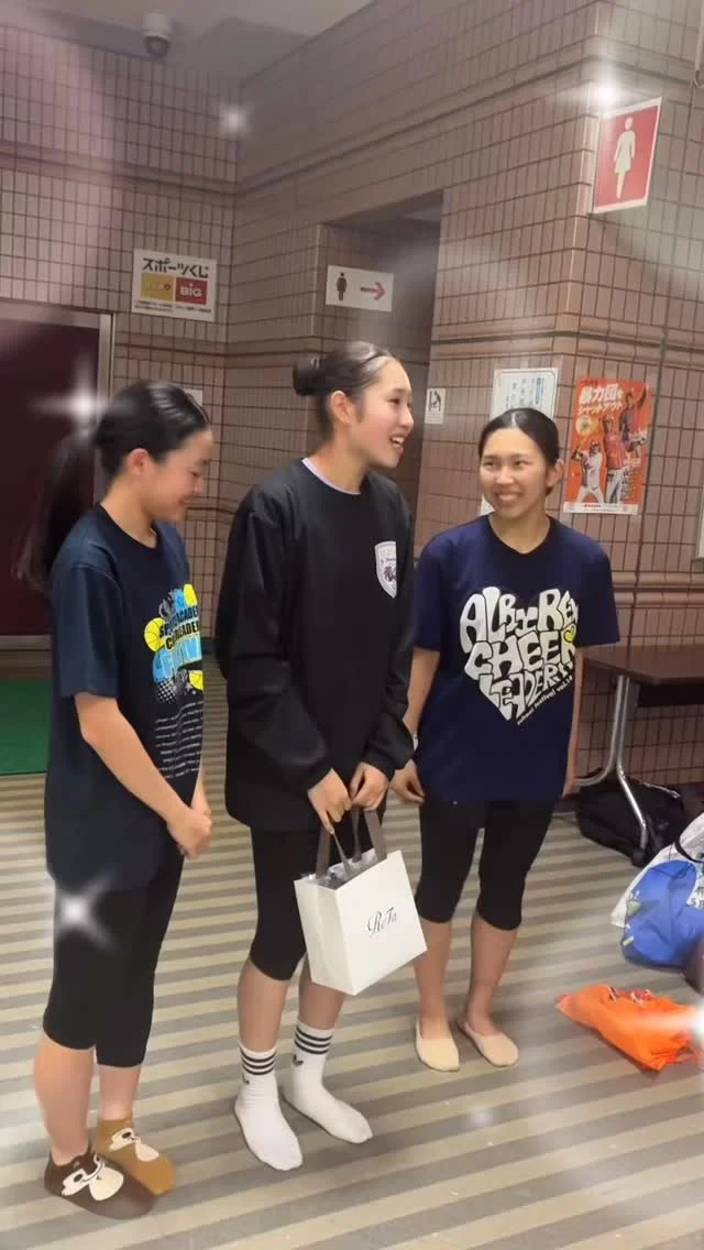 ★
★
★
Jr.cheerleaders★選抜メンバー　その②

この日のレッスン終わりに選抜のルーキーちゃん達から、お守りのプレゼント💝✨

私達の大きな目標として掲げている【一本入魂】という文字も入っている可愛い名前入りのキーホルダーと缶バッチ⭐️⭐️

「可愛いー！すごーーい！」と大盛り上がりの贈呈式でした😄💕

6月からスタートした選抜チーム。
ここまで楽しいことばかりではなかったと思います。
でも、それを8人全員で誰1人欠けることなく乗り越えてきました。
そして、急成長を遂げた8人のメンバー達。
「人はこんなに熱く頑張ればこんなに成長出来るのだな」というのを感じさせてくれるメンバー達。
努力して努力して、上手くいかない時があっても諦めずに前を向き続け、努力をやめず頑張り続けるみんなの姿は本当に頼もしく、かっこいいよ✨

この最強のお守りをもらい、絆が更に深まりましたね！
更にここから一致団結して、頑張っていきましょう🔥
まだまだ出来る！やれる！頑張ろう！

*・。*・。*・。*・。*・。*・。*・。

Jr.CheerleadersのYouTubeでは
Jr.メンバーの本番やレッスンの様子、
そしてオフショット公開中👍🌸

チャンネル登録🌟高評価🌟
お願いいたします( ˊᵕˋ )🧡

Let's Go！Jr.Cheerleaders★

*・。*・。*・。*・。*・。*・。*・。

#お守り
#ありがとう
#心を一つに
#一本入魂
#最後まで頑張ろう