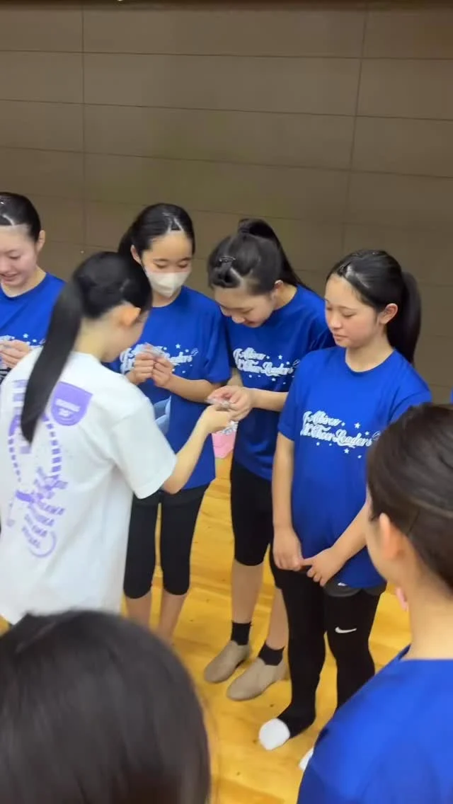 ★
★
★

ALBIREX Jr.cheerleaders

大会前のレッスンが終了しました✨🔥

やりきろうという気持ち、そして仲間と共に心を「合わせる」演技を追及していきながら、両チームとも頑張り抜く事が出来ました✨✨

この日の練習ては、Rayのメンバーからキーホルダーのプレゼントがあったり、、、🤭🎀
素敵なプレゼントをありがとう！！！！

そしてそして、、、、
保護者の皆様からの熱い熱いサプライズ応援が！！！😭😭🔥
レッスンの終わりに、サプライズ応援がスタートし、メンバー達は「すごーい！」「いつの間にー！」と大盛り上がりでした！！！！✨✨🤝
みんなは1人じゃない！！！
周りには、こんなにも心強くて最強な保護者の皆様がついていてくださっているんだよ♥️

本当に本当に素敵なプレゼントをありがとうございました！！！！

改めてここまでみんなで大会に向けて走り抜けられた背景には、保護者の皆様の支えをはじめ、たくさんの方々のお力があったからだと改めて感じました。

みんなでそれを恩返ししていく番だよ！！！！
みんなの演技に「ありがとう！」の気持ちを思いきり込めて、自信を持って最高の1本を✨✨✨

まだまだやれることはある！！！！！
一人ひとりが出来ることを大会に向けて最大限に向き合っていきましょう🔥

保護者の皆様、本当に本当にありがとうございました！！！！

*・。*・。*・。*・。*・。*・。*・。

Jr.CheerleadersのYouTubeでは
Jr.メンバーの本番やレッスンの様子、
そしてオフショット公開中👍🌸

チャンネル登録🌟高評価🌟
お願いいたします( ˊᵕˋ )🧡

Let's Go！Jr.Cheerleaders★

*・。*・。*・。*・。*・。*・。*・。

#みんなで
#頑張ろう
#一致団結