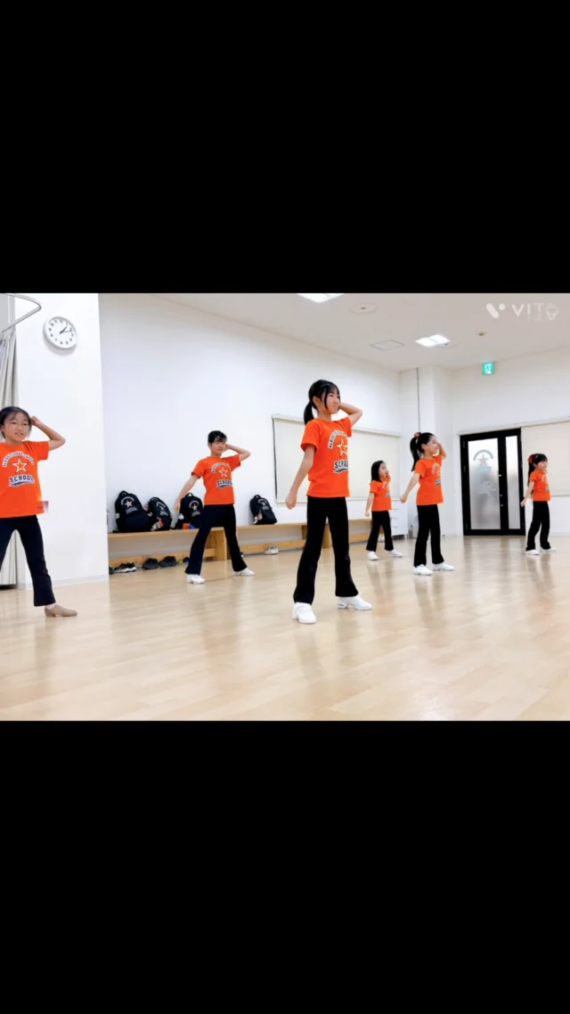 ☆

チアダンス検定クリニック【2日目】

本日もたくさんのご参加ありがとうございました‼︎

今回のチアダンス検定クリニックを行う中で、
皆さんの笑顔が自然と出ることやアームモーションの正確度アップなど素敵な子がたくさんいるなと感じました🌱

皆さんの素敵な部分は更に伸ばし、苦手な部分を少しでも克服できたら良いなと思います❣️

検定本番までの時間を大切に…♡
たくさん踊って練習してください‼︎

秋のチアダンス検定に向けての練習頑張って下さいね🔥

#アルビレックスチアリーダーズスクール #チアダンス #チア #チアダンス検定#クリニック