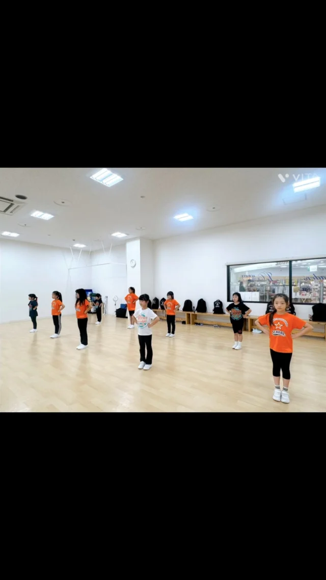☆

チアダンス検定クリニック【1日目】

本日はチアダンス検定クリニックにご参加いただきありがとうございました🌼

皆さん練習をとても頑張って来てくれていました✨

アームモーションのフィストや親指は意識して直すことができる部分です‼︎
検定本番までに直しましょう💪🏻

ルーティーンもアームモーションを強く出して、力強く‼︎元気に‼︎踊って下さい🔥

本番まで、また練習を頑張って下さいね！
検定本番楽しみにしています😊

#アルビレックスチアリーダーズスクール #チアダンス #アルビ #チアダンス検定#クリニック