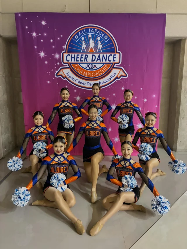 ★
★
★
Jr.Cheerleaders☆選抜メンバー

JCDA大会に出場してきました！！✨

結果は、目標とするところまでは届かず、悔しい結果となりました。

新体制となり、ここまでみんなでたくさん考え、とにかく諦めずに練習をし続けてきました。
目標達成とならず、悔しさが残った大会となりました。

もっともっと気持ちを一つにしていかなければいけない。
そう感じさせられた大会でした。
みんなで決めた目標を達成するためには、"自分のため"だけではなくて、"みんなのために"、"みんなのための自分"になっていくしかないと思います。

また1からスタートラインに立ち戻りましょう。
「これくらいでいいか」と思ったら、そこまでです。

下は向かずに、上だけを見て！
一つ一つみんなで焦らずに着実に成長し、クリアしていこう！

そして、人の何倍も何十倍も努力していこう。
絶対にこの悔しい想いは繰り返さない。

まだまだこんなもんじゃないはず！
みんなの底力を集結させて！！！一つになって！

またここから走り出していこう✨✨

たくさんの応援、本当にありがとうございました！

#jcda 
#悔しさをバネに 
#ここから
#頑張ろう

*・。*・。*・。*・。*・。*・。*・。

Jr.CheerleadersのYouTubeでは
Jr.メンバーの本番やレッスンの様子、
そしてオフショット公開中👍🌸

チャンネル登録🌟高評価🌟
お願いいたします( ˊᵕˋ )🧡

Let's Go！Jr.Cheerleaders★

*・。*・。*・。*・。*・。*・。*・。