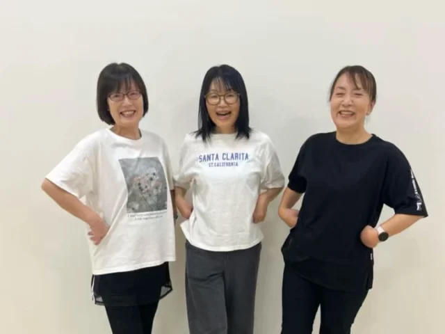 .
.

こんばんは😃

先月、ずっと楽しみにしていたサッカーに出演してきたフェリシアクラスの皆さん⚽️✨

少し緊張しながらも、胸を張って堂々とパフォーマンスする姿はとても素敵でした👏✨

そして何より、踊っているみなさんの楽しそうな笑顔が輝いていて、見ているこちらが楽しい気持ちになりましたよ😍！！

そして今月からは、いよいよレベルアップした振り付けに挑戦中🔥
テクニックもたくさん入っているので、
苦手な動きもどんどん挑戦しながら、さらにパワーアップしていきます💪✨
姿勢が綺麗なのがフェリシアさんの素敵なところですよ🔥

これからのフェリシアクラスにも、ぜひご注目ください😆🌸

*・。*・。*・。*・。*・。*・。*・。

【日時】毎月第1･第3火曜日 11:10〜12:10
【場所】デッキー401 地下一階
アルビレックスチアリーダーズスタジオ

#フェリシア #チアダンス #dekky401
#大人の習い事 #albirex