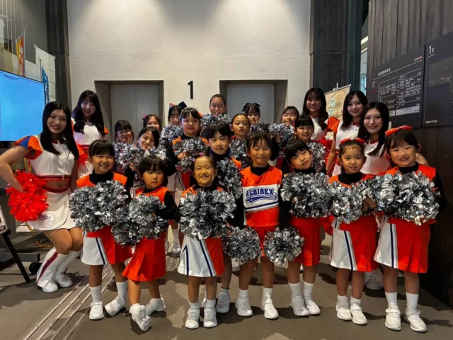 .
.
2026.10.24 (Sat)

ニコタン&モモタンのガス展2026大感謝祭
@新発田市役所札の辻広場

新発田ガスのイベントに出演させていただきました✨
会場にはたくさんのお客様が集まり、地域の温かさを感じる一日となりました☺️

パフォーマンスを通して、皆さまに笑顔と元気をお届けできていたら嬉しいです📣🧡

ご覧いただいた皆さま、関係者の皆さま、ありがとうございました！

#アルビレックスチアリーダーズスクール
#アルビレックス
#新発田ガス
#新発田市役所札の辻広場
.
.