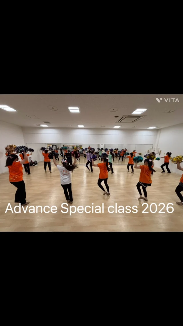 ☆

アドバンススペシャルクラス2026

アドバンススペシャルクラスのレッスンは早くも3回目を終えました…☺️
残るレッスン回数は1回…
最後まで全力で踊り続けましょう🔥🔥🔥

今日は、前半はフォーメーションの軸となる人や縦横斜めを合わせつつ奥行きも均等にする事を練習しました！
後半は振り付けの気になる部分を出し合い１つ1つ直しました🌱

まだまだ大きく！カッコよく！強く踊れるはず！！！
もっともっと上を目指して練習していきましょう💪🏻🤩

#アルビレックスチアリーダーズスクール #チアダンス #新潟 #チア #新潟ダンス